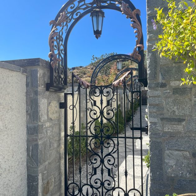 Traditional Gate ()